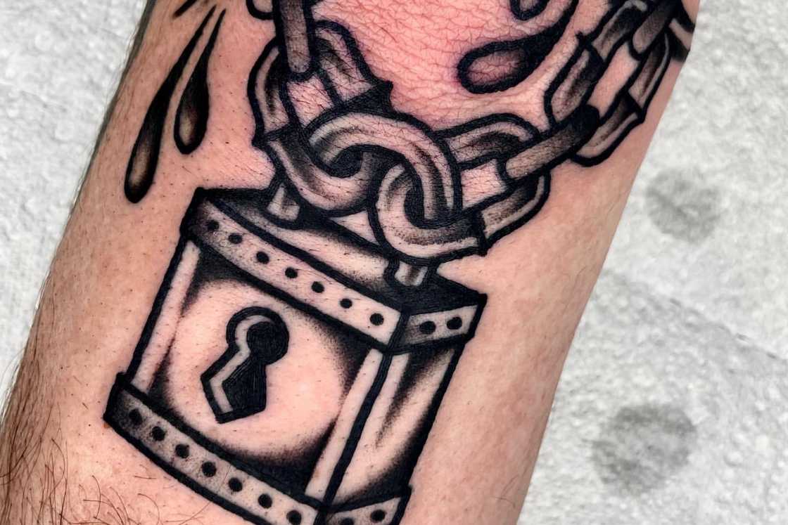 Blackwork lock & chain elbow tattoo Blackwork lock & chain elbow tattoo