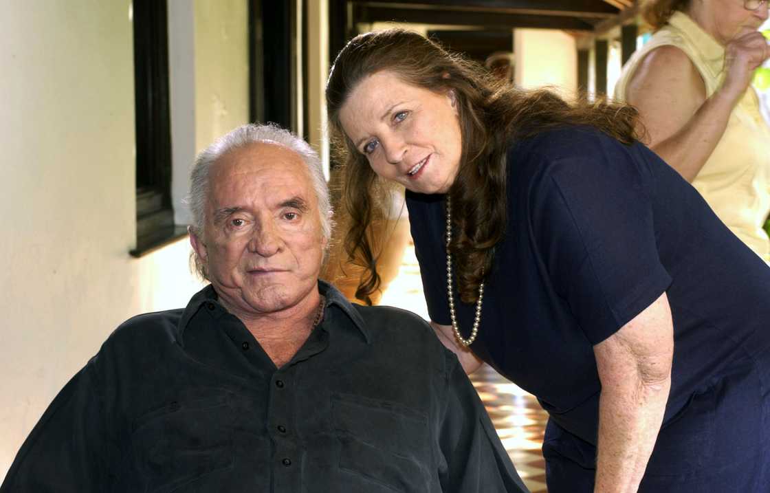 Johnny Cash (L) and June Carter Cash (R) during Johnny Cash and June Carter Cash on the set of CMT INSIDE FAME. Johnny Cash (L) and June Carter Cash (R) during Johnny Cash and June Carter Cash on the set of CMT INSIDE FAME.