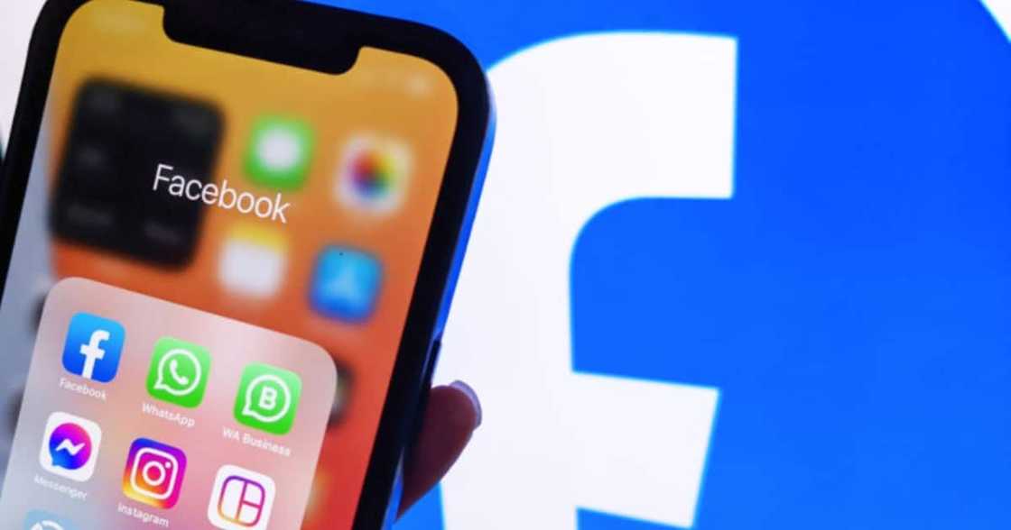 Millions in The Dark as Instagram, Facebook, WhatsApp Crash Throughout the World Millions in The Dark as Instagram, Facebook, WhatsApp Crash Throughout the World