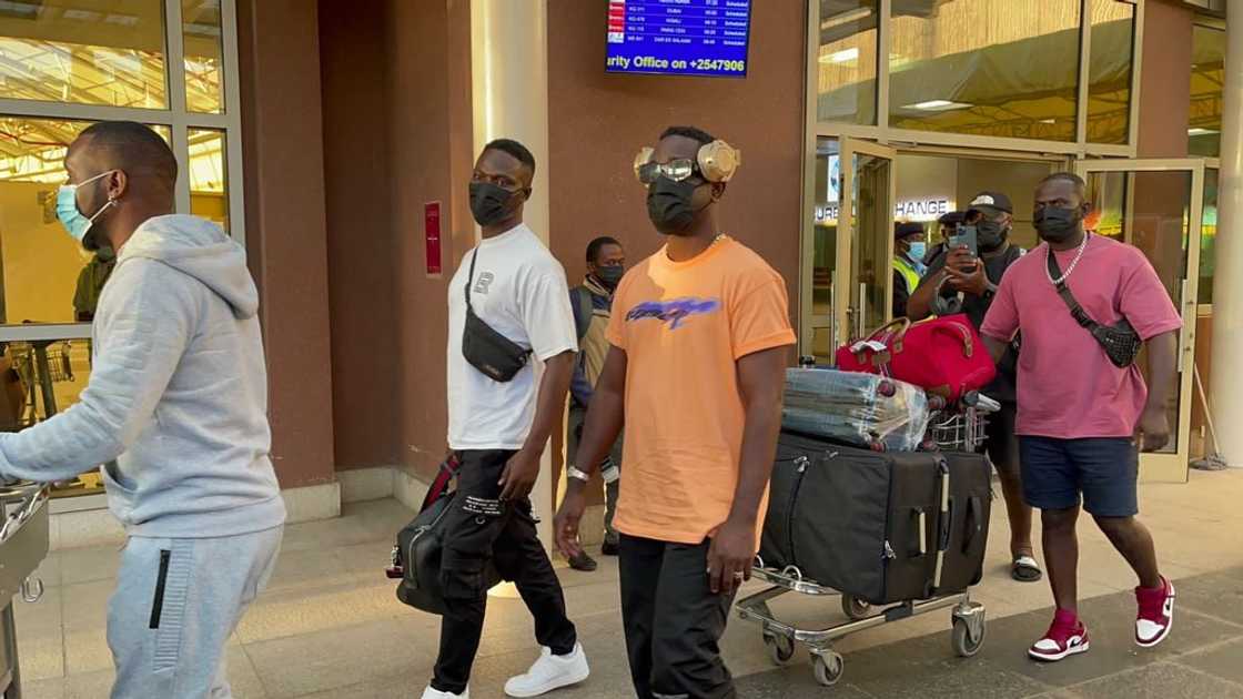 Sarkodie arrives in Kenya to promote "No Pressure" album; photos and video pops up