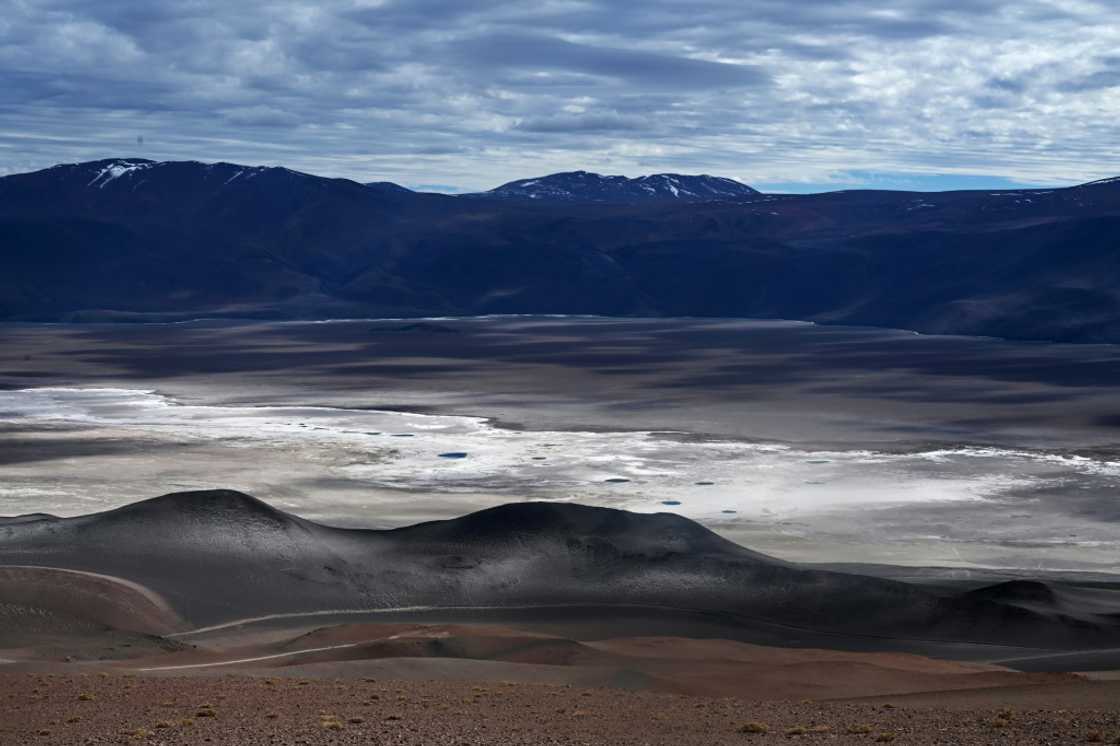 In the salt flats of Aguilar and La Isla -- at an altitude of 3,400 meters and 4,400 meters respectively -- the temperature is minus zero and the wind biting In the salt flats of Aguilar and La Isla -- at an altitude of 3,400 meters and 4,400 meters respectively -- the temperature is minus zero and the wind biting