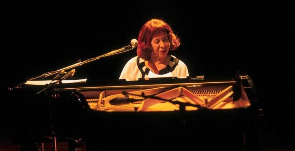 25 of the best female jazz singers of all time that you should listen to 25 of the best female jazz singers of all time that you should listen to