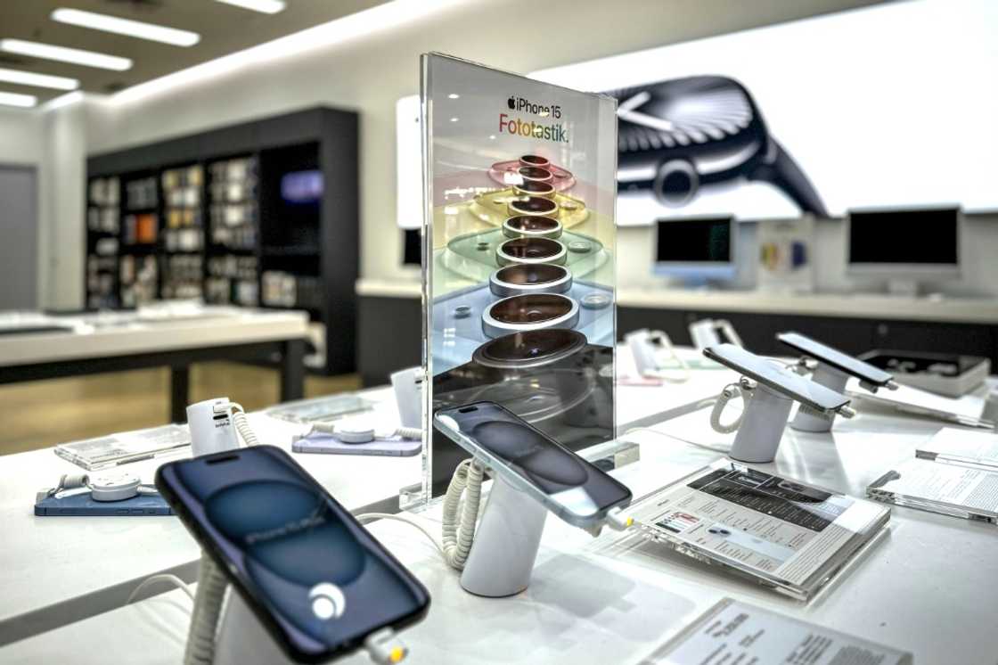 A store offers Apple products by displaying the latest models they sell to provide a user experience in Jakarta on February 26, 2025 A store offers Apple products by displaying the latest models they sell to provide a user experience in Jakarta on February 26, 2025