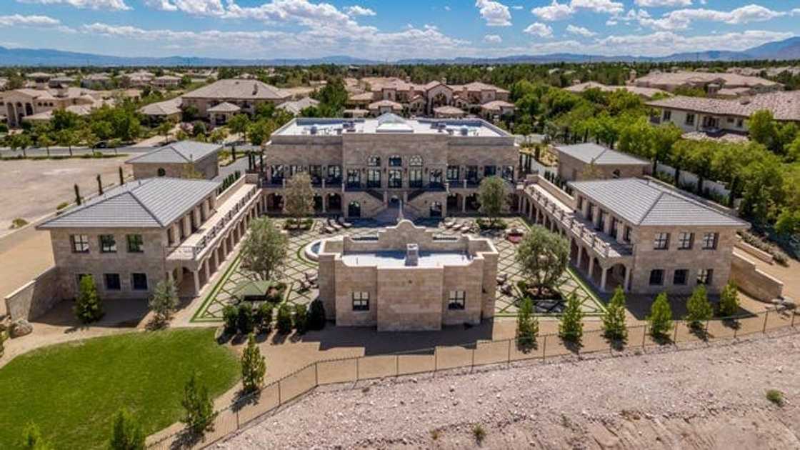 Floyd Mayweather is always known to display his wealth without reservation. Photo credit: Hzeppfeed Floyd Mayweather is always known to display his wealth without reservation. Photo credit: Hzeppfeed