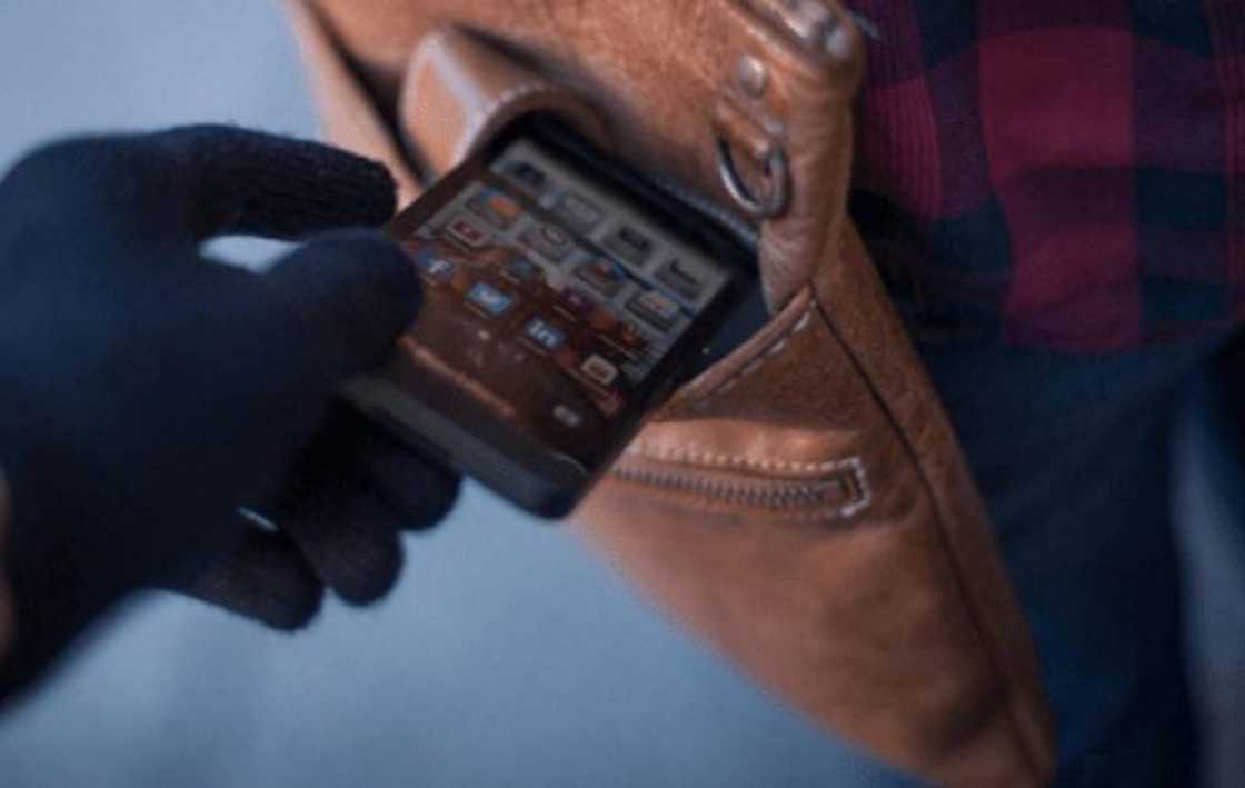 Thief returns phone in dramatic fashion; bolts immediately to prevent attack Thief returns phone in dramatic fashion; bolts immediately to prevent attack