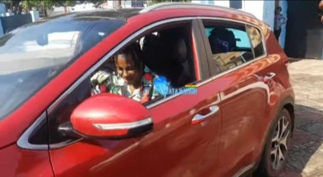 Kelvynboy shows Stonebwoy swag; flaunts his new Gh¢100,000 SUV car (video)