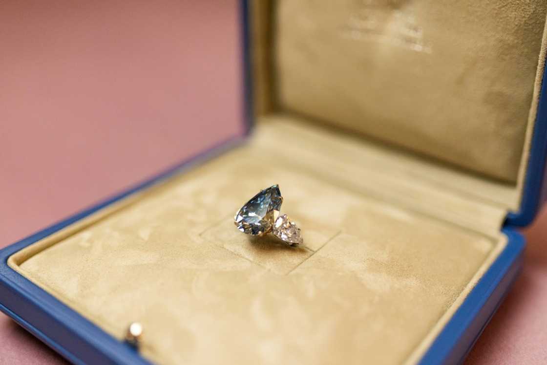 Fancy vivid blue diamonds weighing more than 10 carats are exceptionally rare Fancy vivid blue diamonds weighing more than 10 carats are exceptionally rare