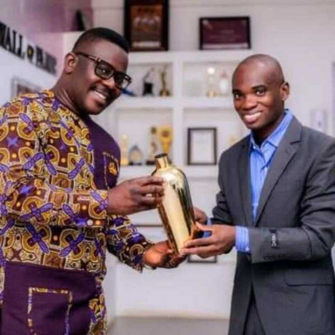 Fake Kofi Annan-UN Awards: Sarkodie, Berla Mundi, D-Black, UG VC and all those 'fooled' by Kwame Fordjour (photos) Fake Kofi Annan-UN Awards: Sarkodie, Berla Mundi, D-Black, UG VC and all those 'fooled' by Kwame Fordjour (photos)