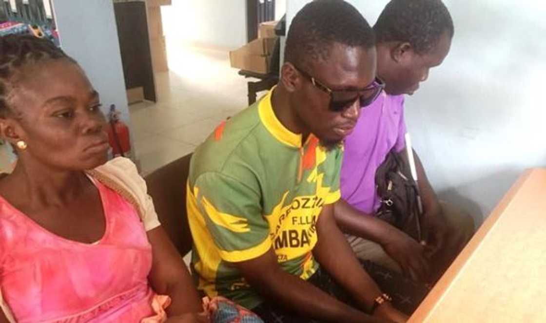 Osei wows Ghanaians with his amazing music skills despite his blindness (Photos) Osei wows Ghanaians with his amazing music skills despite his blindness (Photos)