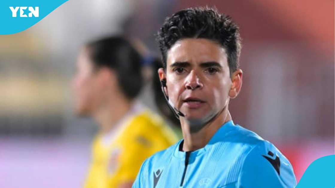 Benfica, Sporting Lisbon, white card, referee shows white card, football rules, Portuguese league, FIFA rules, women football, why referee showed white card. Benfica, Sporting Lisbon, white card, referee shows white card, football rules, Portuguese league, FIFA rules, women football, why referee showed white card.