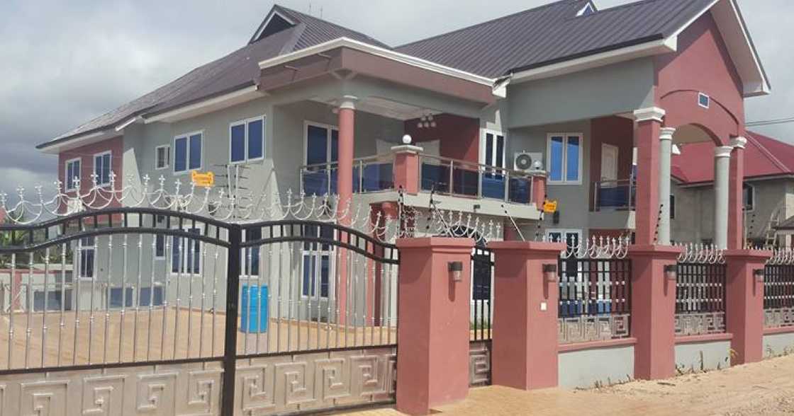 Henry Fitz shows off mansion. Henry Fitz shows off mansion.