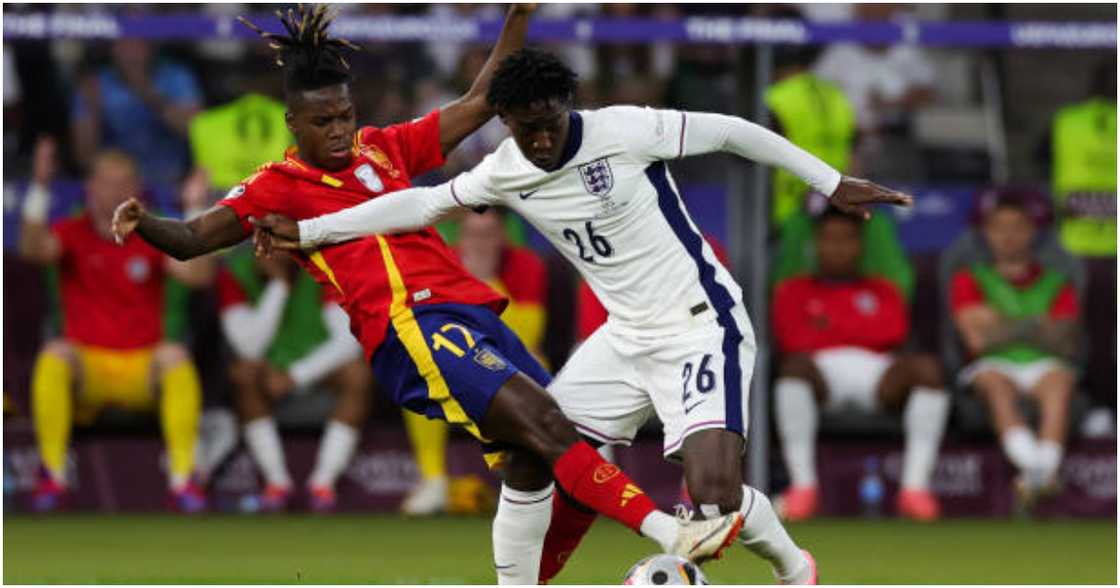 Kobbie Mainoo battles Nico Williams. Kobbie Mainoo battles Nico Williams.