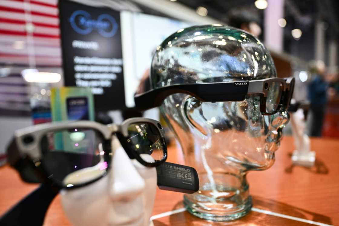 Xander glasses that show wearers real-time captions of what let people losing hearing due to age or other reasons understand what people around them are saying Xander glasses that show wearers real-time captions of what let people losing hearing due to age or other reasons understand what people around them are saying