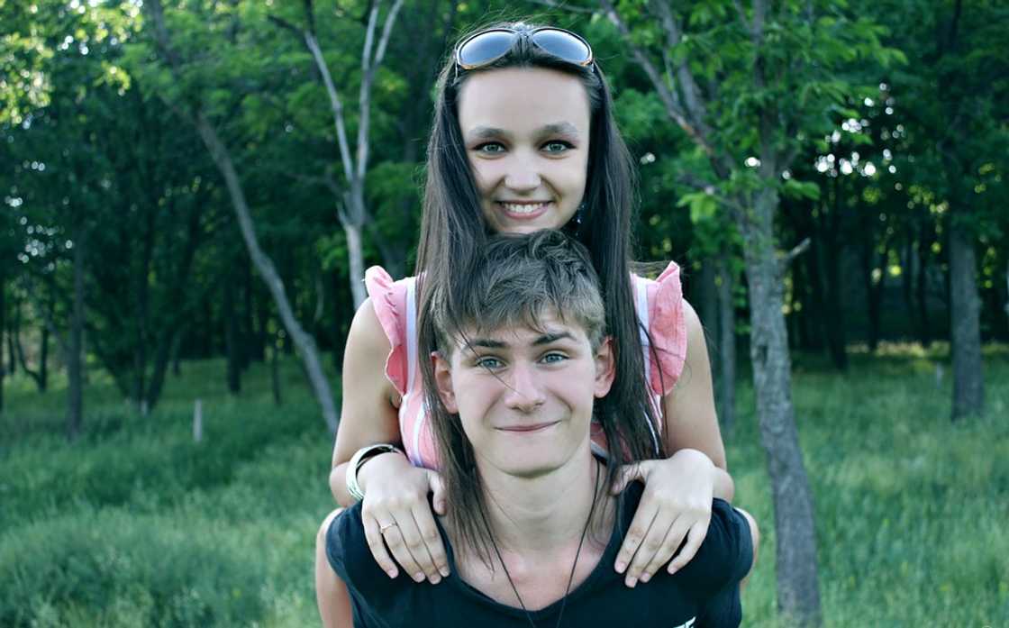 signs he secretly likes you body language signs he secretly likes you body language