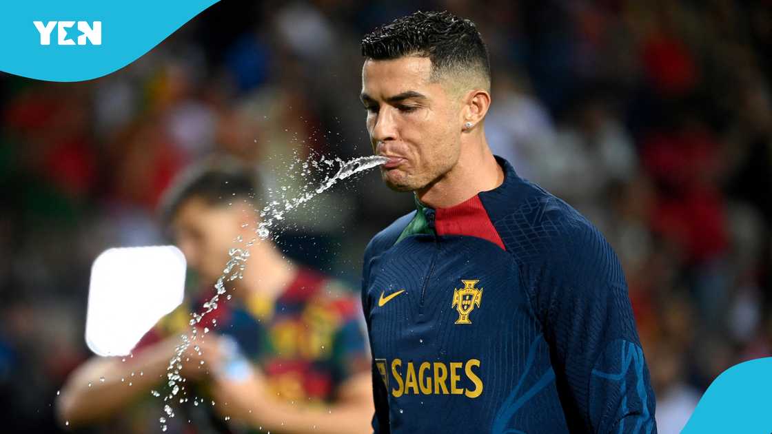 Cristiano Ronaldo, Ronaldo's water ritual, Ronaldo's pre-game ritual, Scientists explain Ronaldo's ritual, Al-Nassr, pre-match ritual. Cristiano Ronaldo, Ronaldo's water ritual, Ronaldo's pre-game ritual, Scientists explain Ronaldo's ritual, Al-Nassr, pre-match ritual.