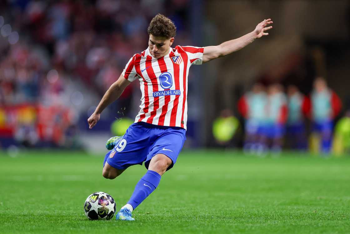 Julián Álvarez, Sergio Agüero, Álvarez overtakes Messi, Atlético Madrid, Champions League, Álvarez's goal record, Lionel Messi, UEFA Champions League, Ateltico Madrid 1-1 Arsenal, Argentine striker. Julián Álvarez, Sergio Agüero, Álvarez overtakes Messi, Atlético Madrid, Champions League, Álvarez's goal record, Lionel Messi, UEFA Champions League, Ateltico Madrid 1-1 Arsenal, Argentine striker.
