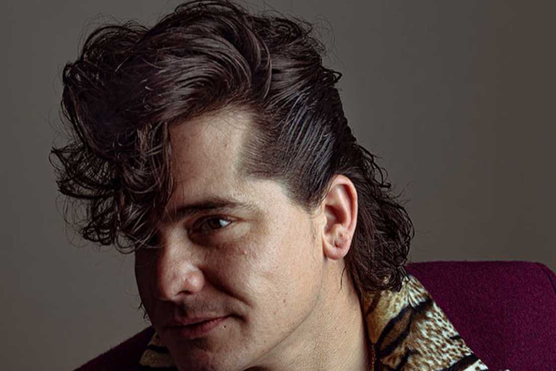 An elongated pompadour hairstyle An elongated pompadour hairstyle