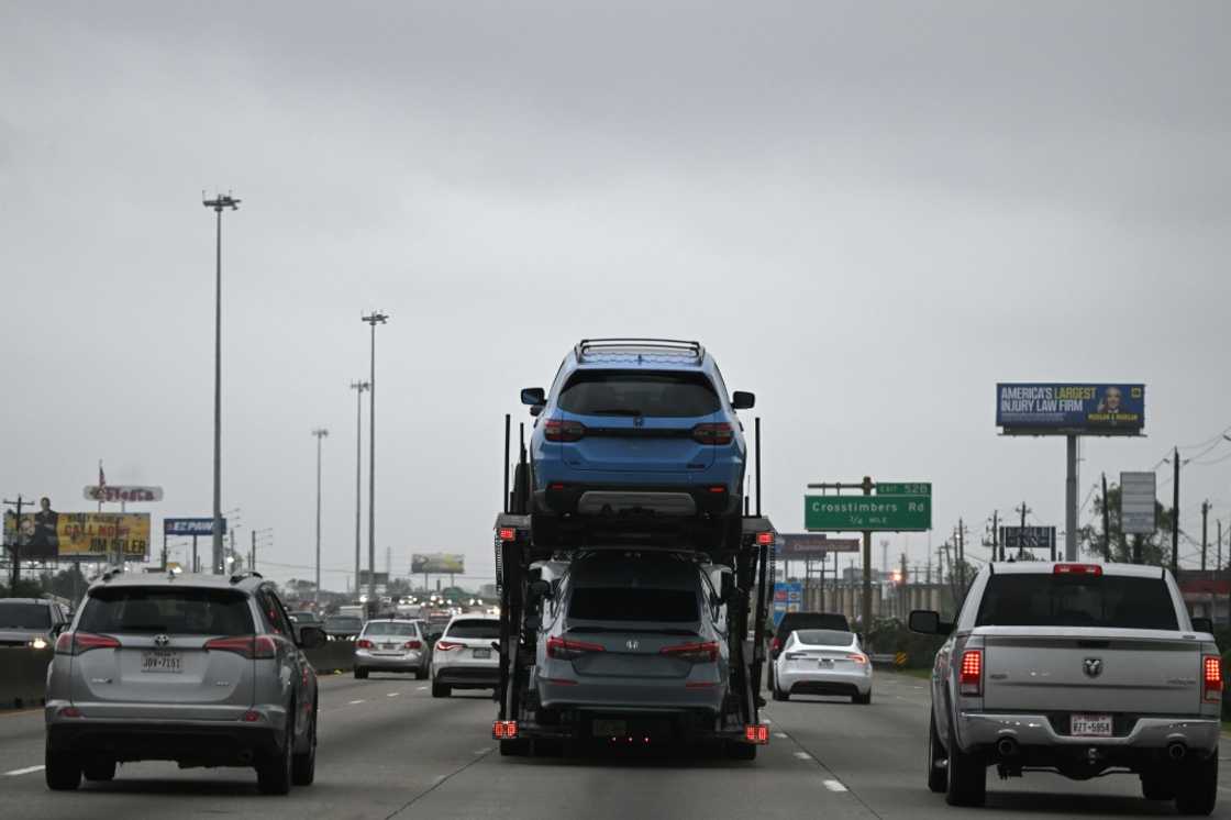 The Federal Reserve's preferred inflation gauge rose 2.3 percent in May, but consumer spending pulled back in part due to autos The Federal Reserve's preferred inflation gauge rose 2.3 percent in May, but consumer spending pulled back in part due to autos