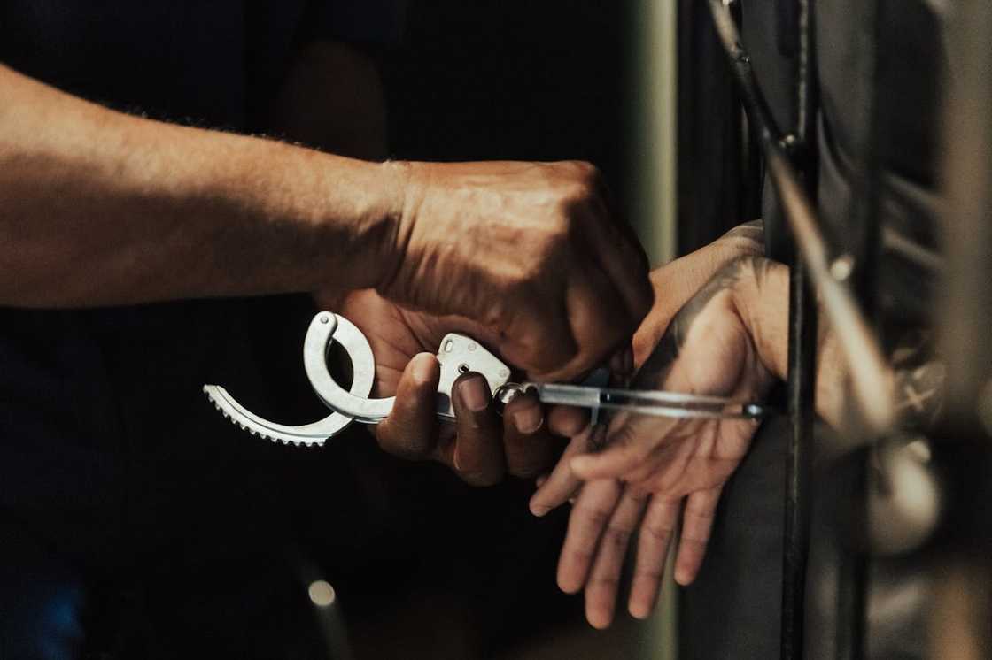 An officer removes handcuffs from someone’s wrists.