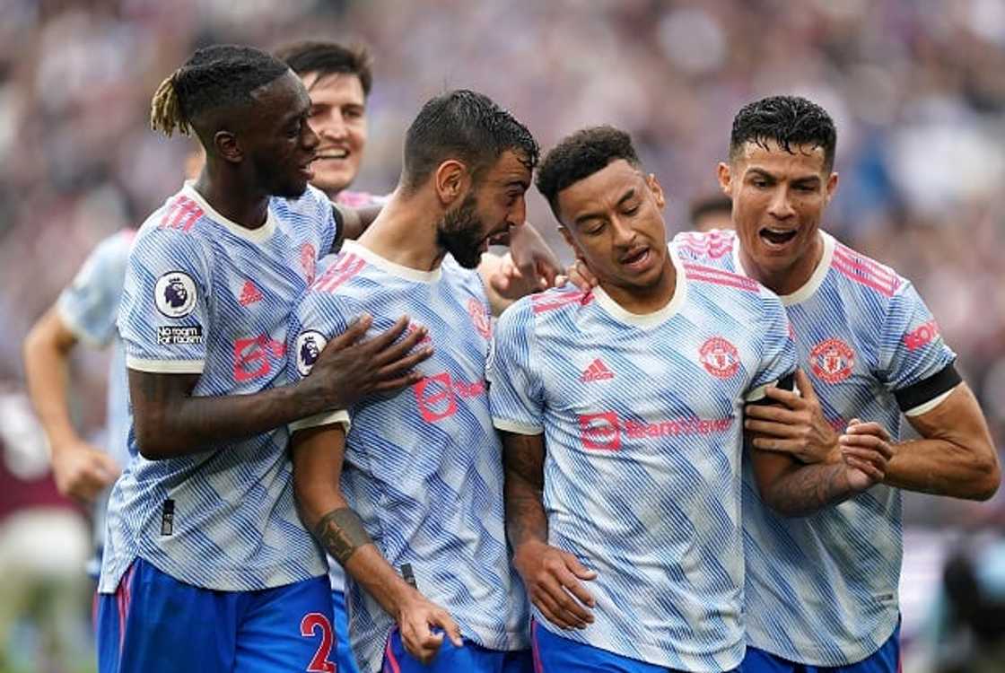 Moment Cristiano Ronaldo fan escape from stewards to steal selfie with the Man United star Moment Cristiano Ronaldo fan escape from stewards to steal selfie with the Man United star