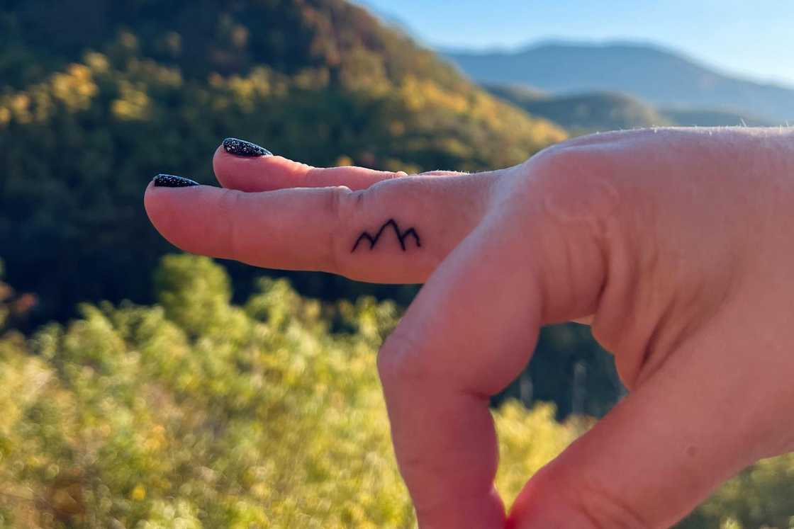 finger tattoo