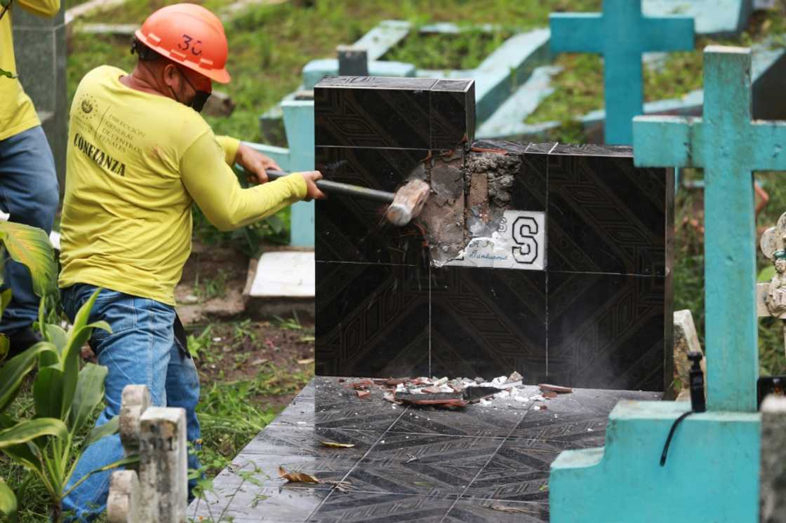 The presidency of El Salvador has released photos of gang member gravestones being destroyed The presidency of El Salvador has released photos of gang member gravestones being destroyed