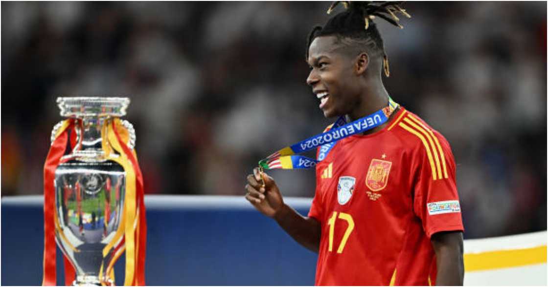 Nico Willians receives medal. Nico Willians receives medal.