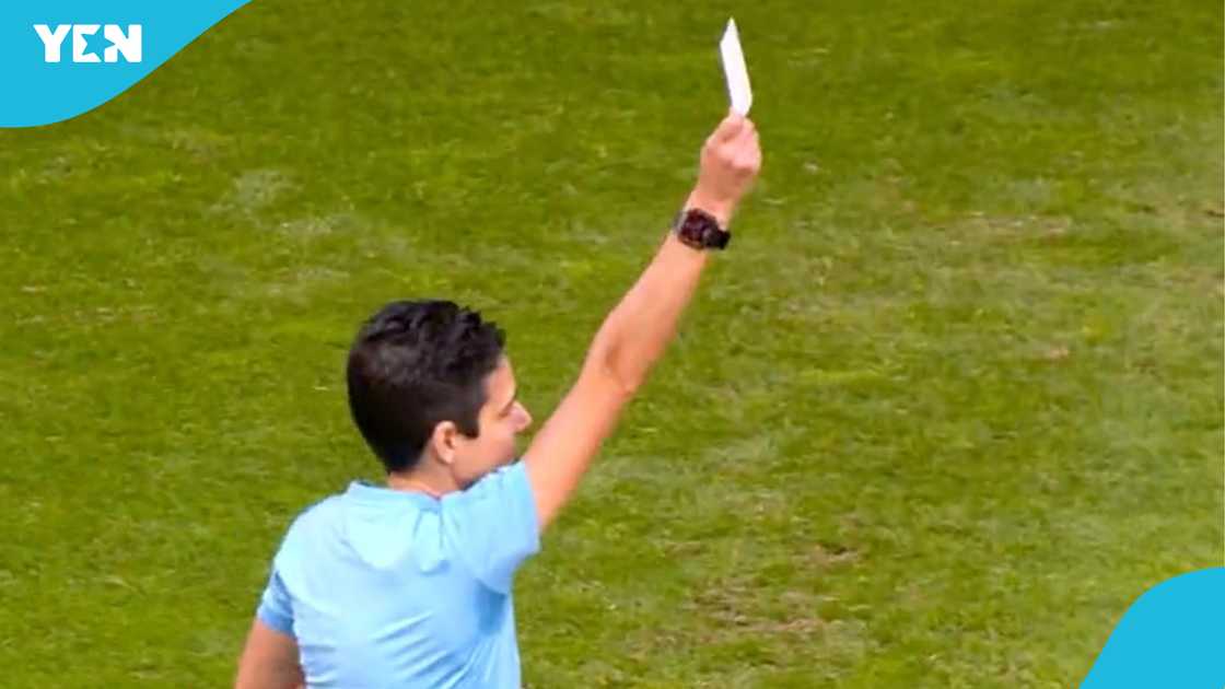 Benfica, Sporting Lisbon, white card, referee shows white card, football rules, Portuguese league, FIFA rules, women football, why referee showed white card. Benfica, Sporting Lisbon, white card, referee shows white card, football rules, Portuguese league, FIFA rules, women football, why referee showed white card.