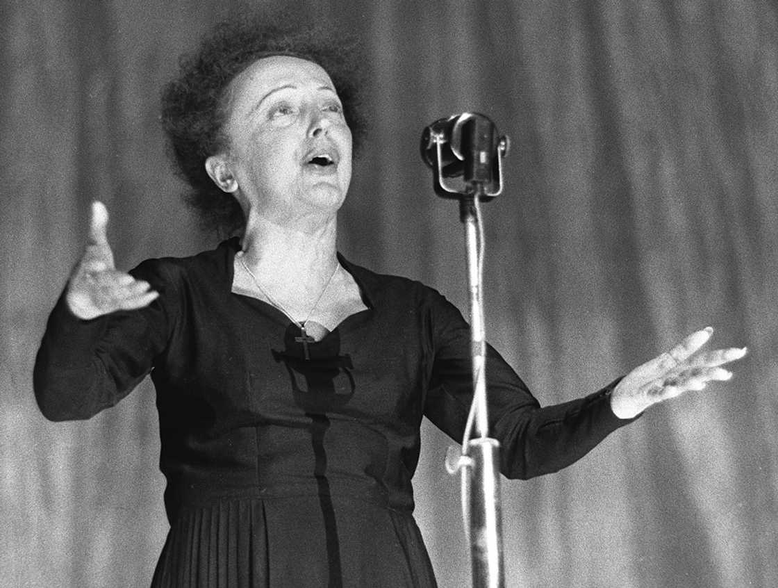 Edith Piaf on stage at the Paris Olympia on December 30, 1960 Edith Piaf on stage at the Paris Olympia on December 30, 1960