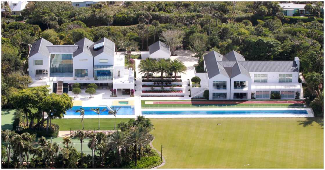 A beautiful mansion belonging to a celebrity A beautiful mansion belonging to a celebrity