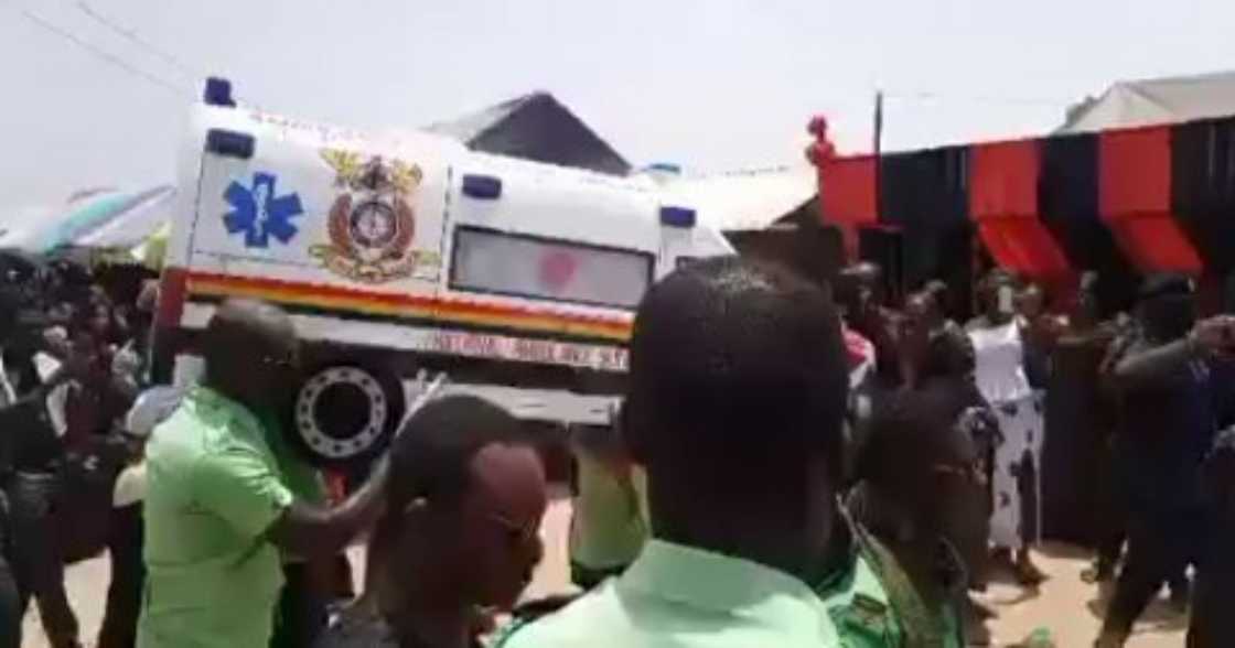 Ambulance Driver Killed By Robbers While Transporting A Woman In Labour Buried In Ambulance Casket (Video) Ambulance Driver Killed By Robbers While Transporting A Woman In Labour Buried In Ambulance Casket (Video)