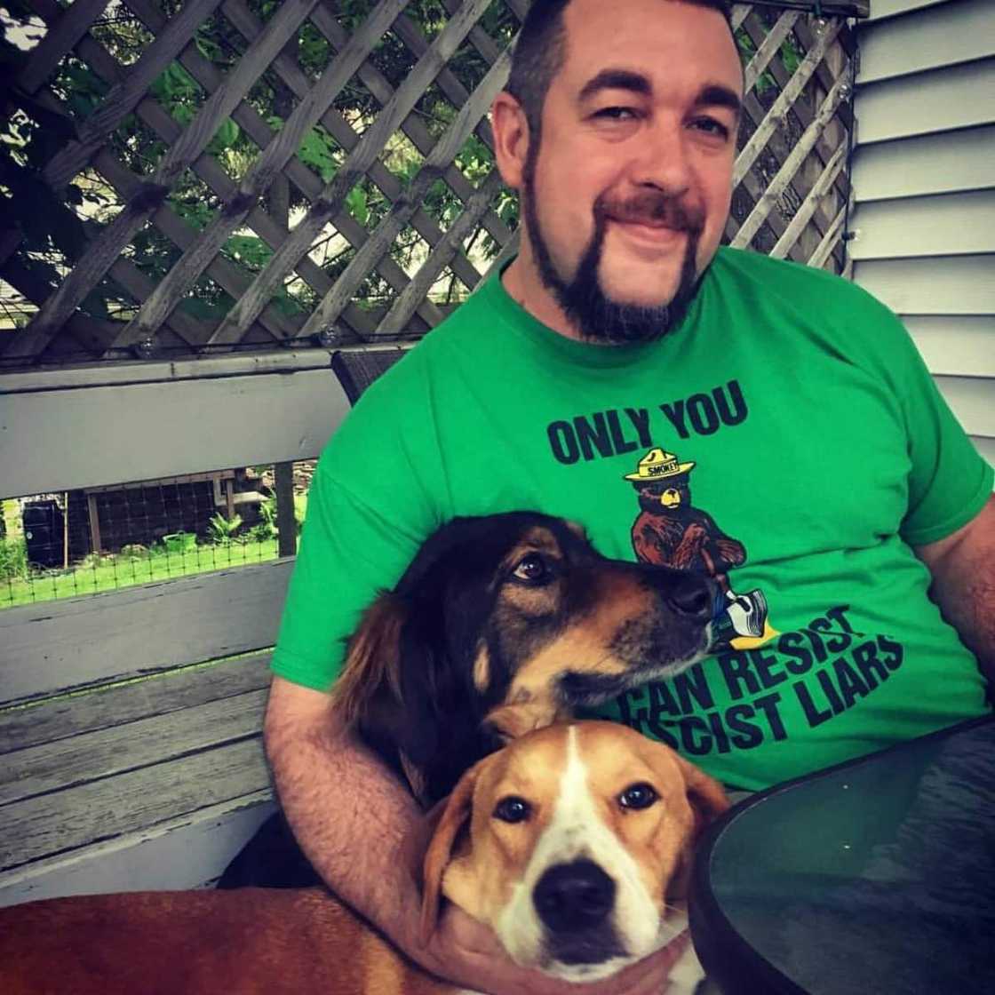 Many people were surprised by the landlord's generosity. Many people were surprised by the landlord's generosity.