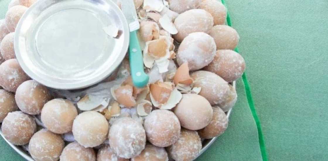 Kosua, Meko, Egg seller, Economy, Ghana, Headpan