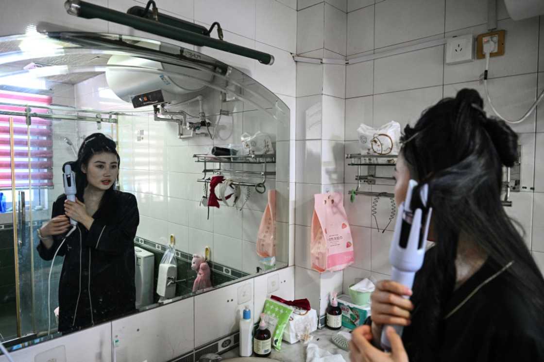 Actress Guo Ting gets ready for an audition in east China's Zhejiang province, after quitting her white-collar job in Beijing earlier this year Actress Guo Ting gets ready for an audition in east China's Zhejiang province, after quitting her white-collar job in Beijing earlier this year