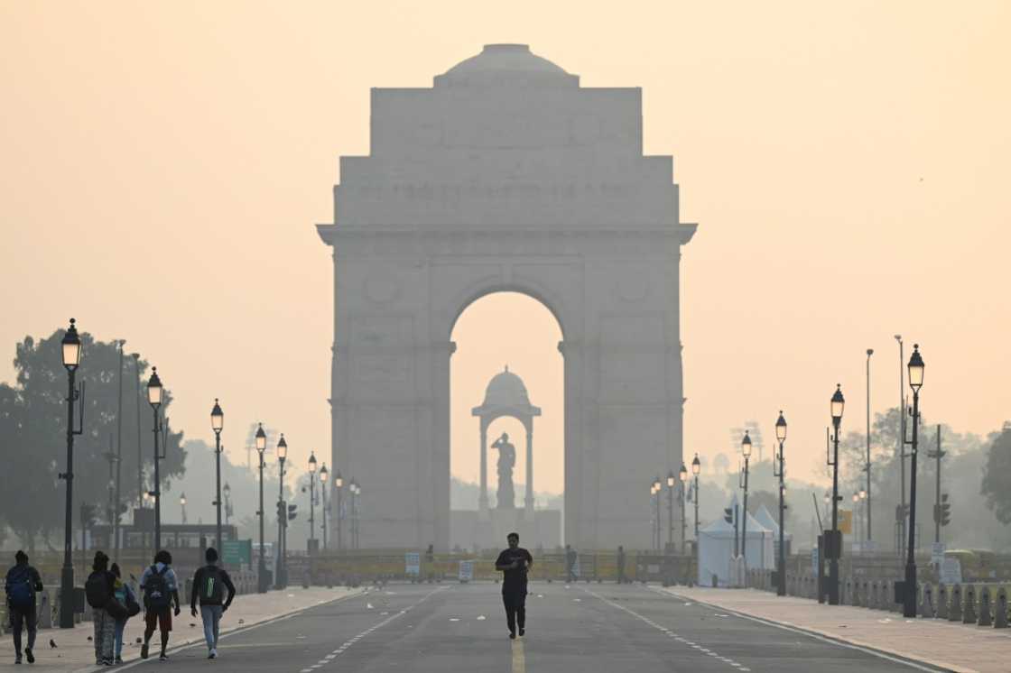 Smog levels surged in New Delhi during the Diwali festival, with many revellers defying a ban on setting off firecrackers Smog levels surged in New Delhi during the Diwali festival, with many revellers defying a ban on setting off firecrackers