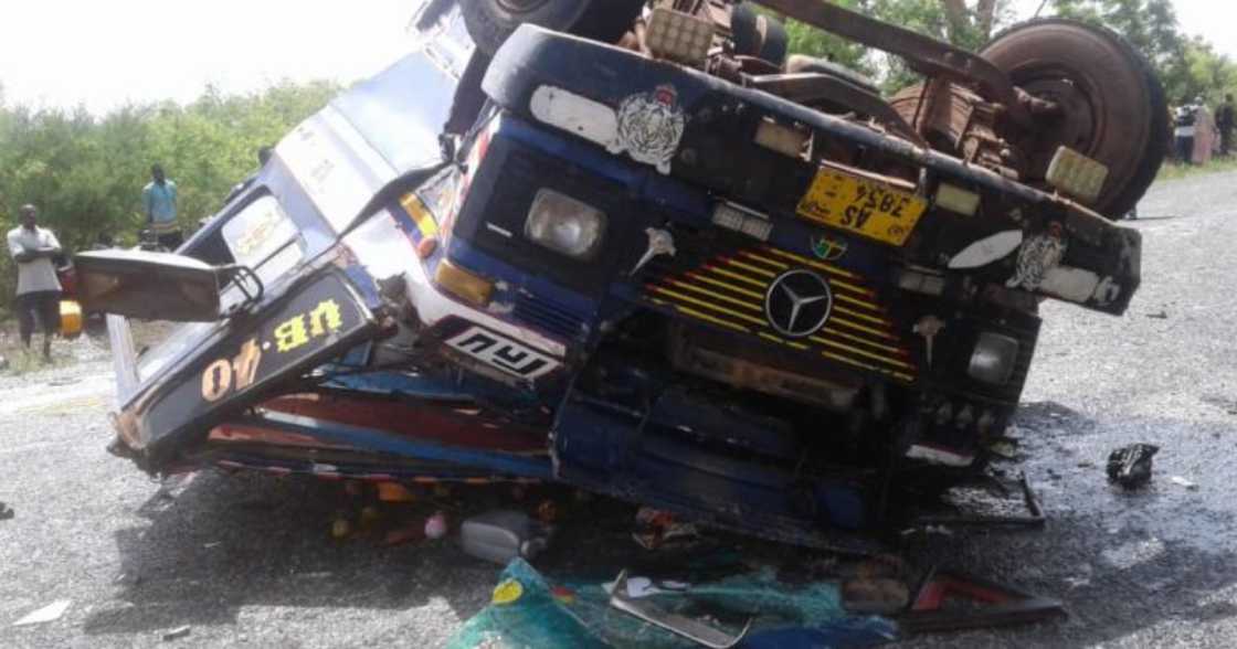 Accra-Kumasi highway: 5 dead in fatal accident after wrongful overtaking Accra-Kumasi highway: 5 dead in fatal accident after wrongful overtaking