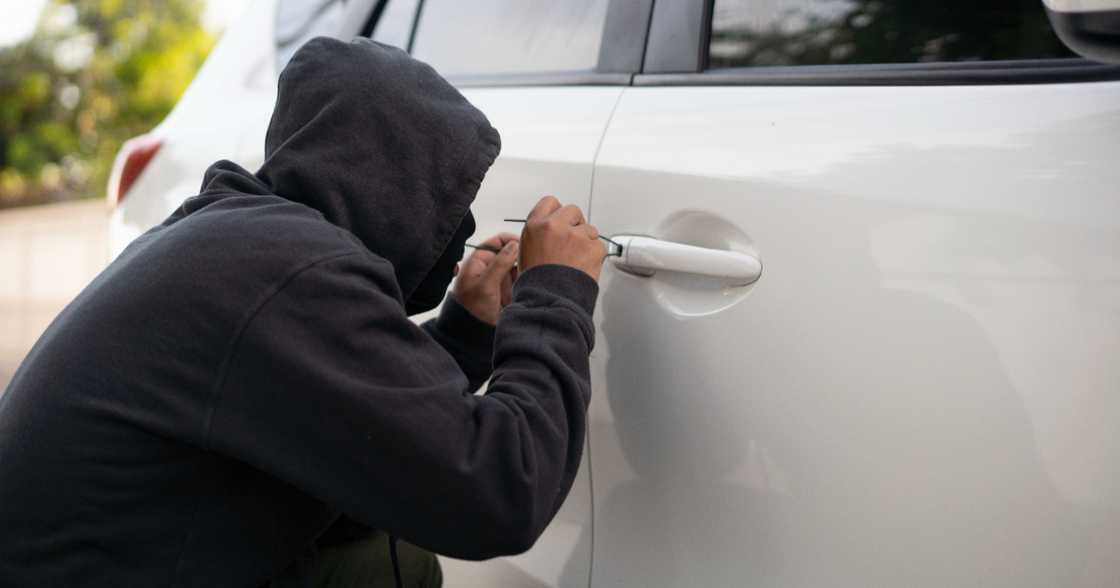 Man beaten mercilessly for attempting to steal military officer's car Man beaten mercilessly for attempting to steal military officer's car