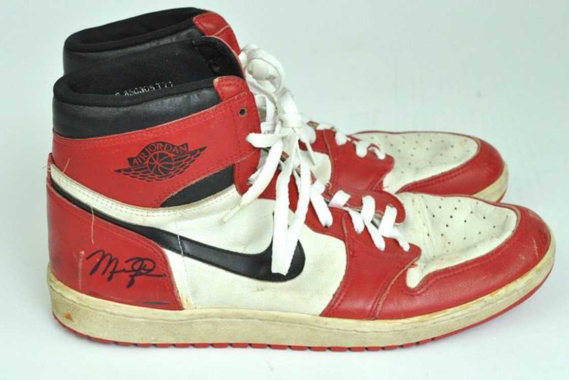 Air Jordan 1 "Chicagos" on a blue background Air Jordan 1 "Chicagos" on a blue background