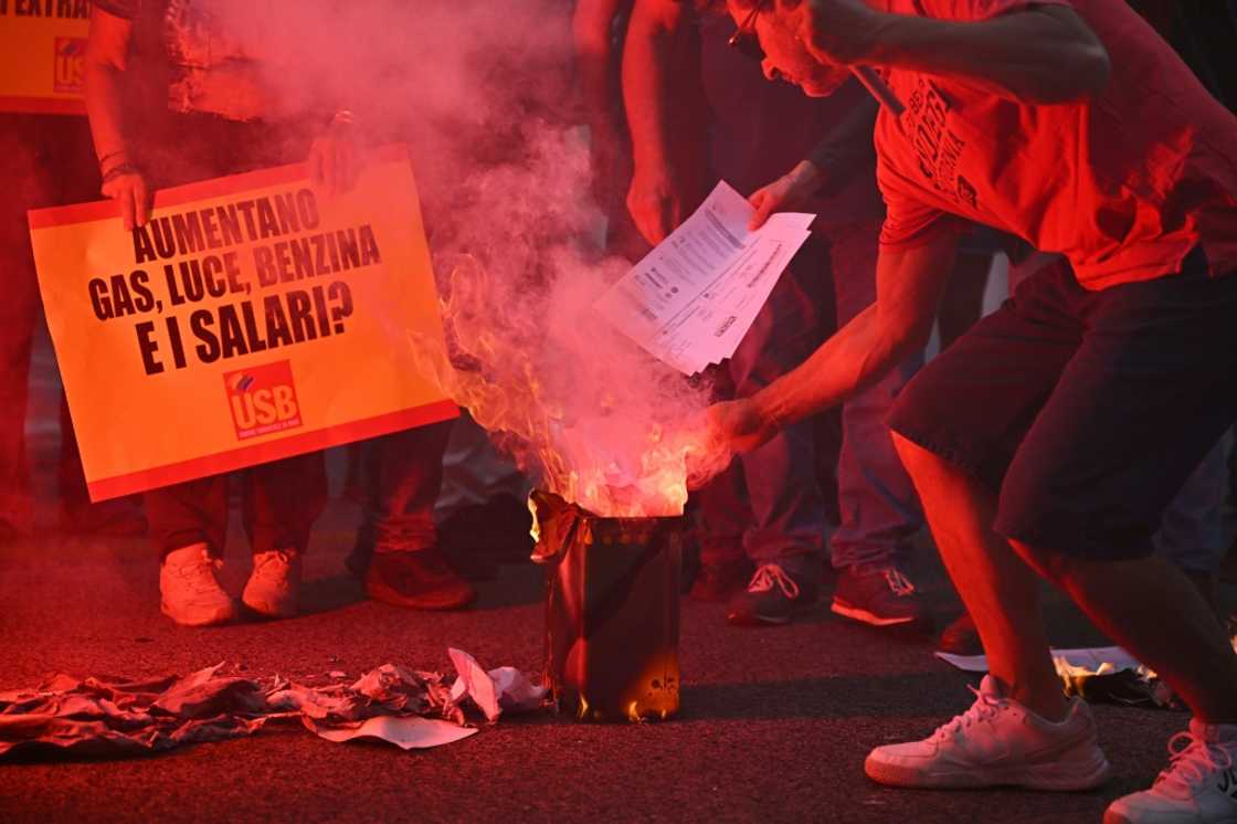 Italians burn energy bills in October to protest against the high cost of living