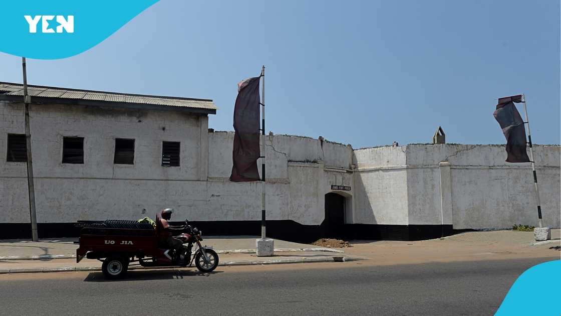 James Fort, Usser Fort, Fort Apollonia, Fort St. Anthony, Fort Orange, Forts closed down, maintenance.