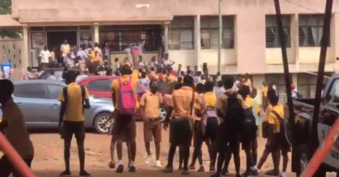 Basic school students in Obuasi storm municipal office to protest poor structures Basic school students in Obuasi storm municipal office to protest poor structures
