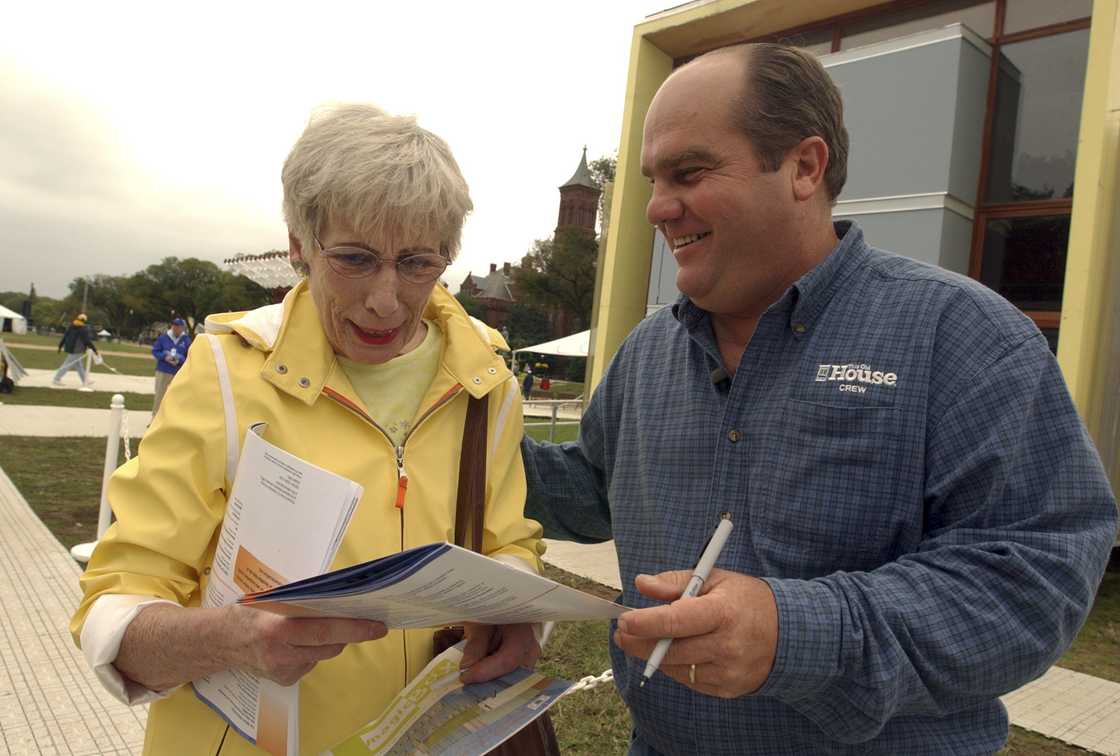 Richard Trethewey (R) signs an autograph for Polly Elder (L)