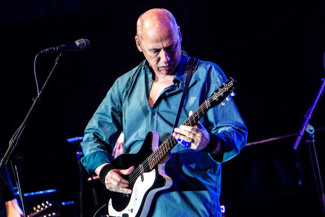 Mark Knopfler performs live. Mark Knopfler performs live.