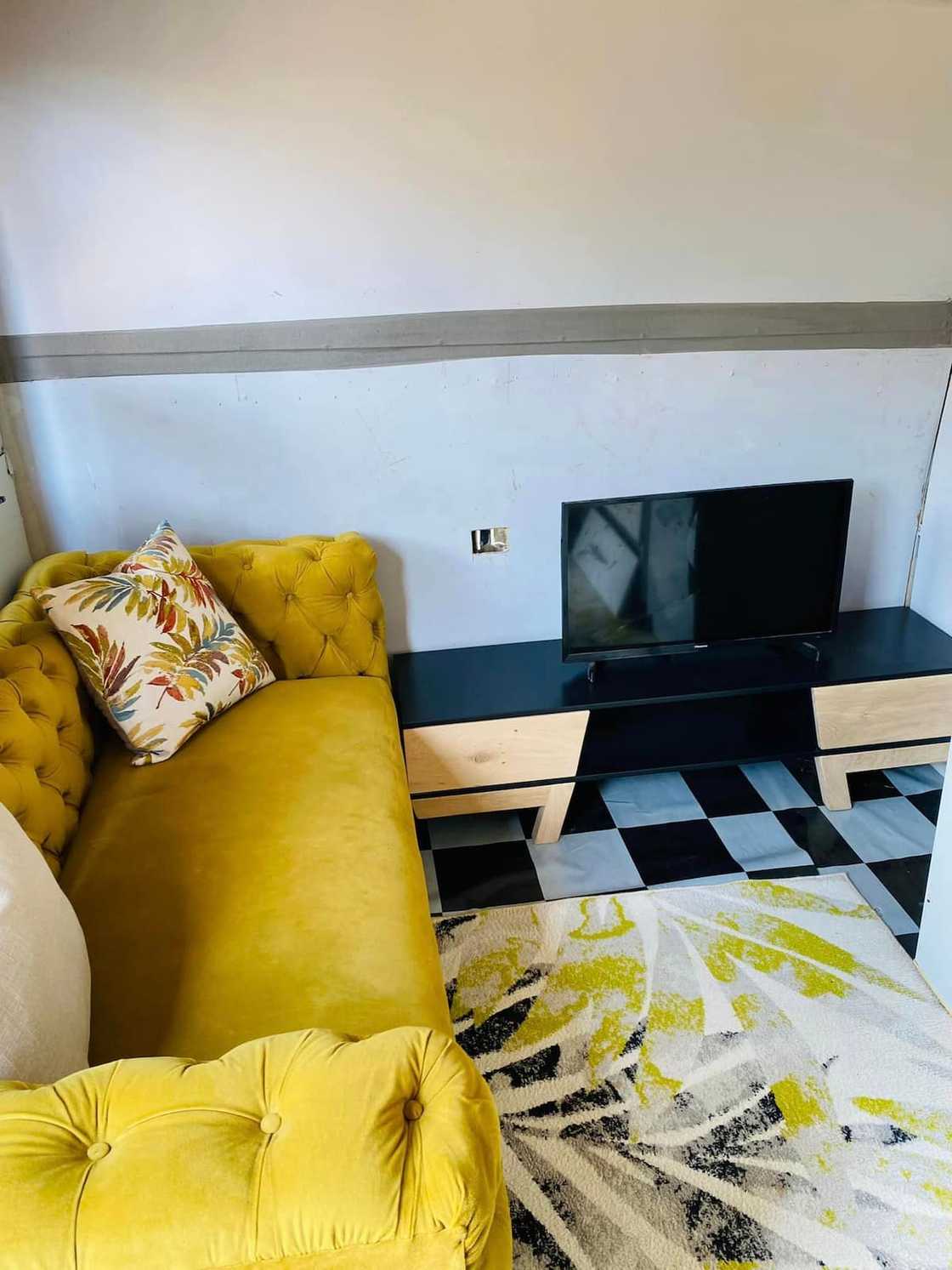 A woman showed off her beautiful Mkhukhu. A woman showed off her beautiful Mkhukhu.