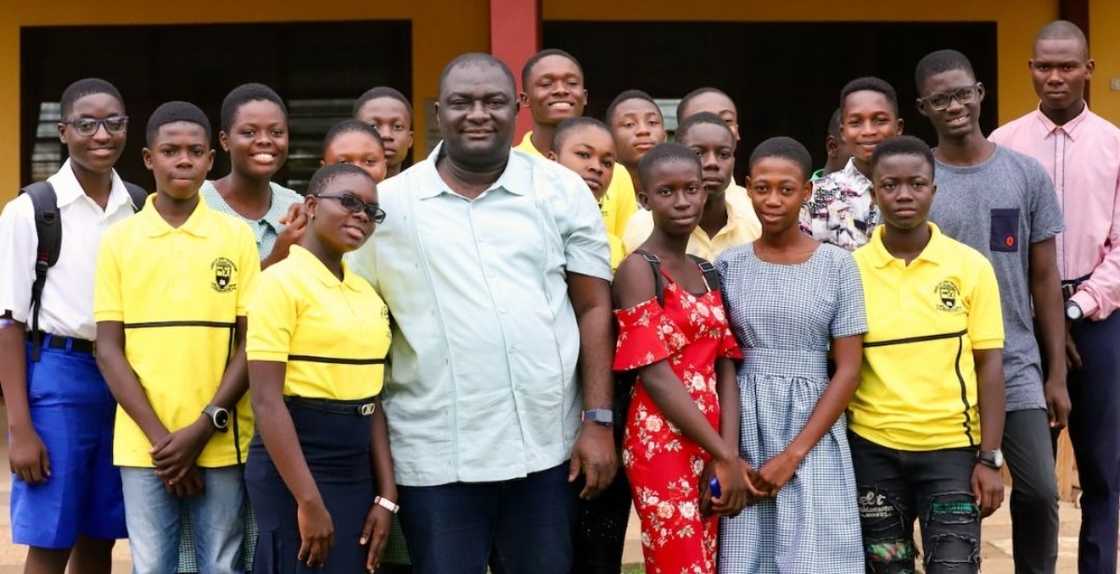 Photo of Mpraeso MP Davis Ansah Opoku and some of the beneficiaries of his cash prize