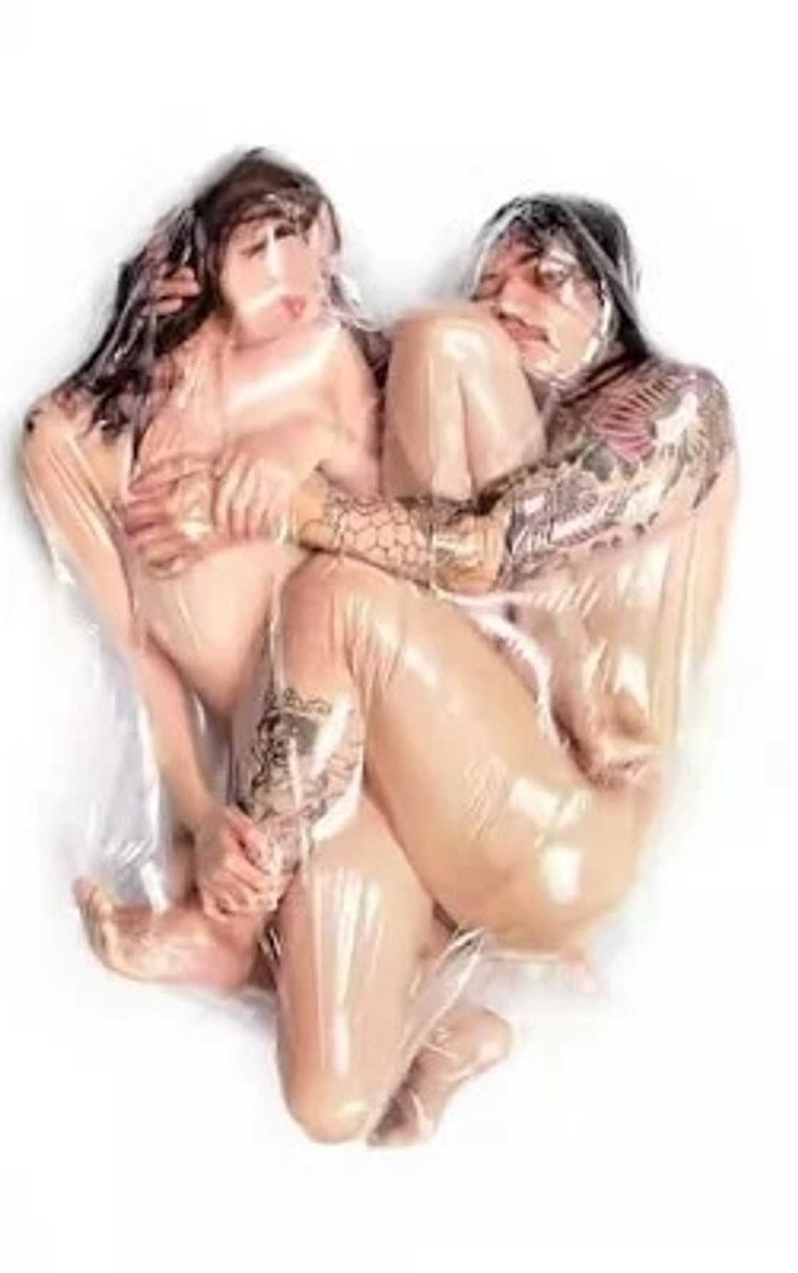 Photographer takes daring photos of couples in plastic bags Photographer takes daring photos of couples in plastic bags