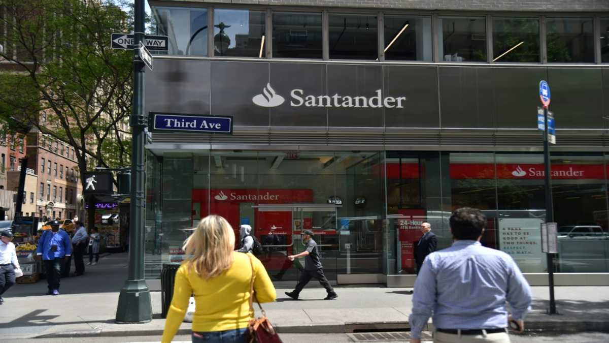 Santander bank posts record profit as rates rise - YEN.COM.GH