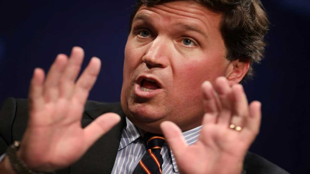 Fox News host Tucker Carlson exits in shock move - YEN.COM.GH