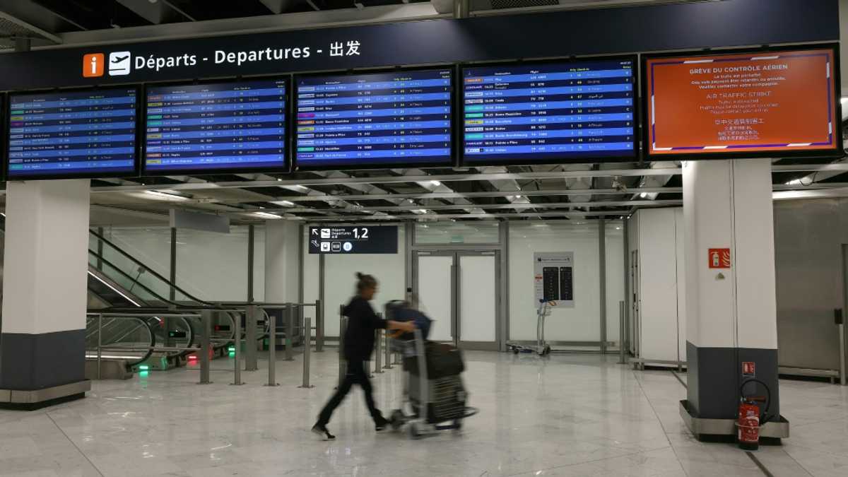 Strike by French air traffic controllers disrupts summer travel - YEN