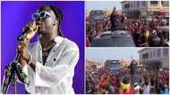 Stonebwoy: Gidigba hitmaker takes over streets of Berekum, videos show large crowd welcoming him